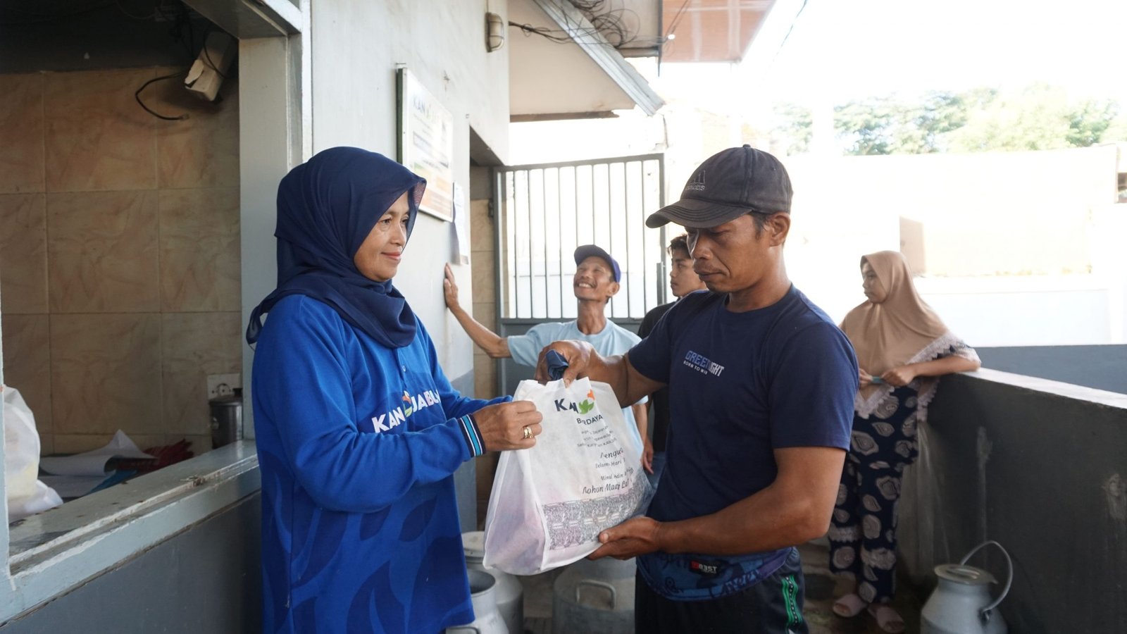 Berkah Ramadhan, KAN Jabung Syariah Jatim Salurkan 2000 Paket Sembako Gratis