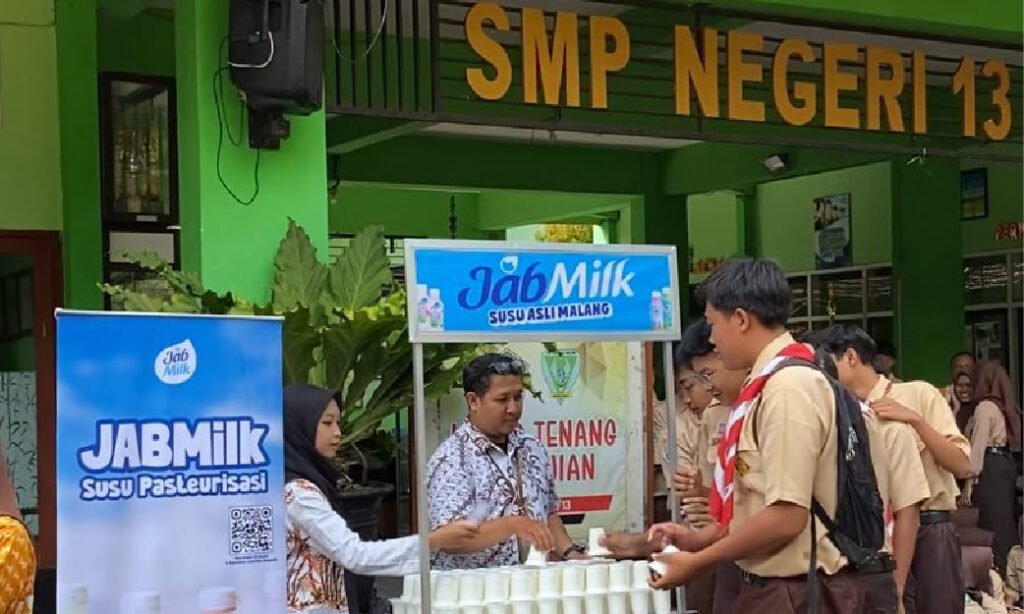 Jabmilk Schoolporia di SMPN 13 Malang: Edukasi Gizi dan Semangat Hidup Sehat