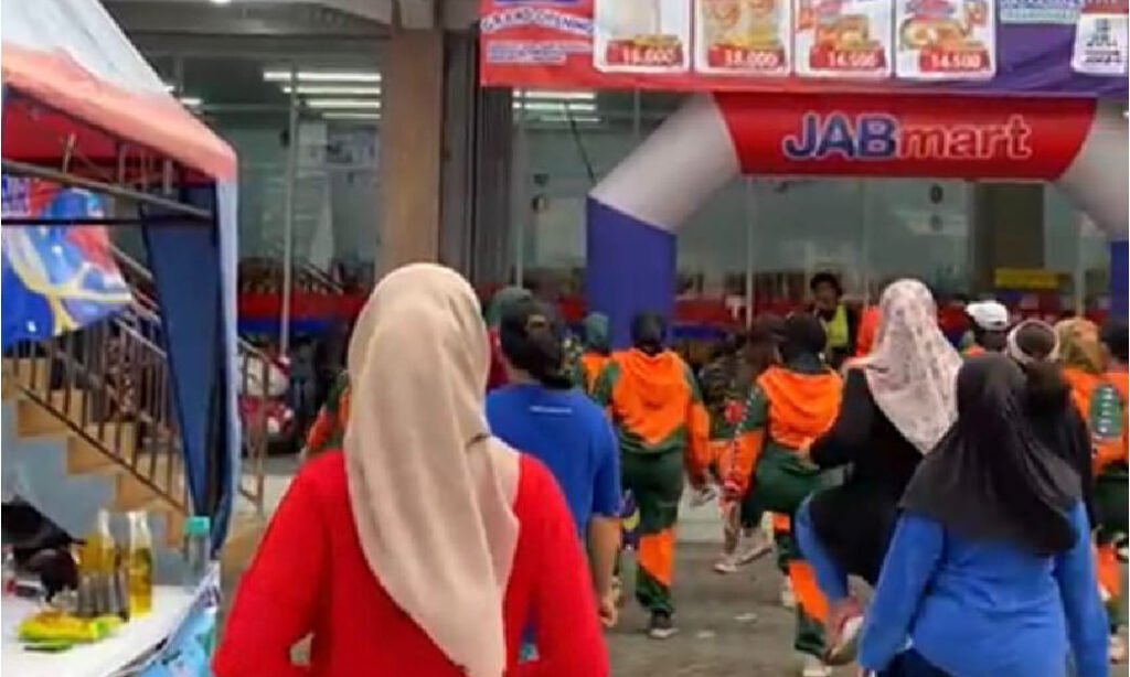 JABMart Senduro Resmi Dibuka, Warga Meriahkan dengan Senam Sehat