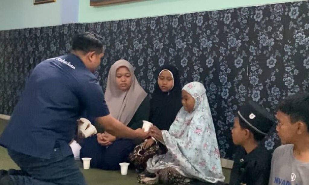 Tebar Berkah Maulid dengan Berbagi Susu Jabmilk ke Panti Asuhan