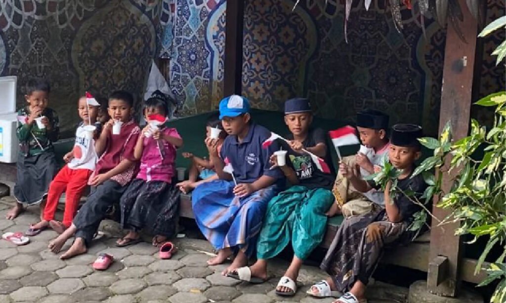 Tebar Berkah Maulid dengan Berbagi Susu Jabmilk ke Panti Asuhan