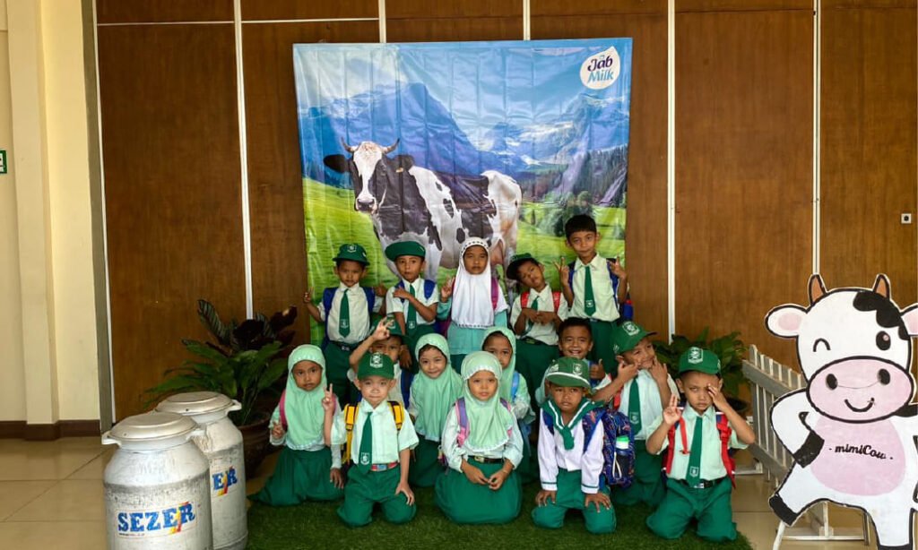 TK Muslimat NU 5 Romli Afifah Belajar Proses Produksi Susu di KAN Jabung
