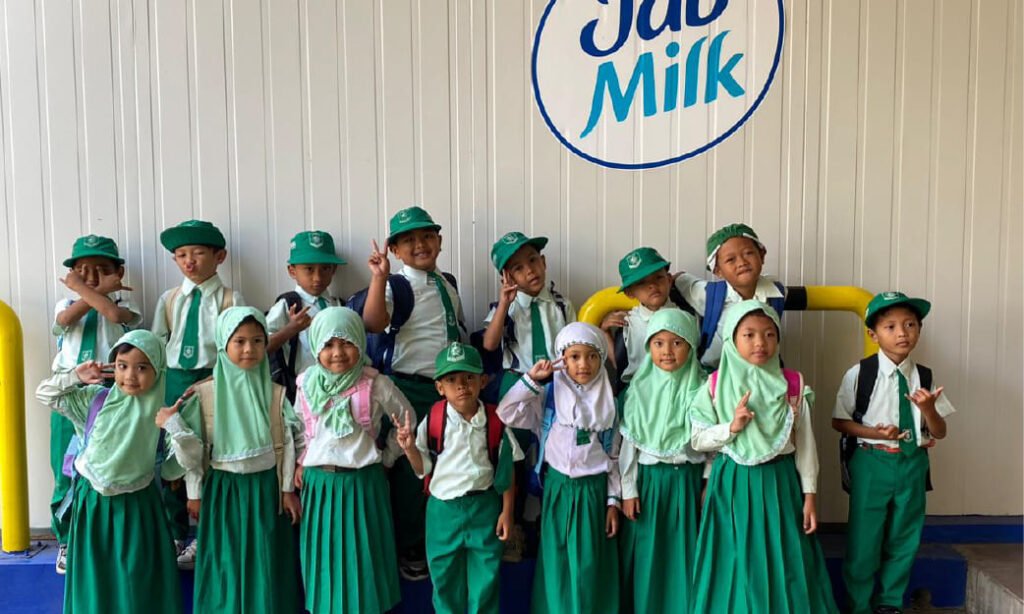 TK Muslimat NU 5 Romli Afifah Belajar Proses Produksi Susu di KAN Jabung