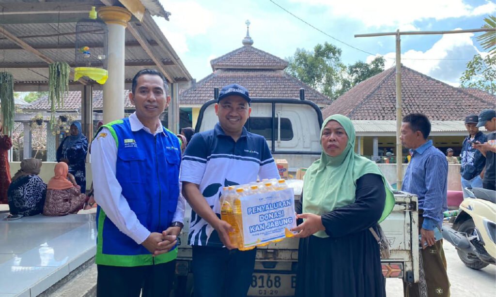 KAN Jabung Hadir untuk Semeru, Salurkan Donasi Sembako Bersama Guru Viral Pak Ribut