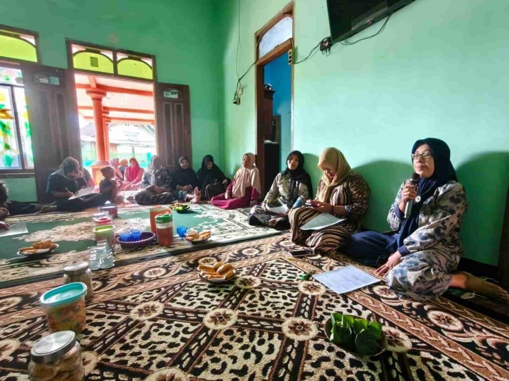 Anggota perempuan KAN Jabung mengikuti sesi sosialisasi program peningkatan skala usaha dalam Daily Interaktif April 2026