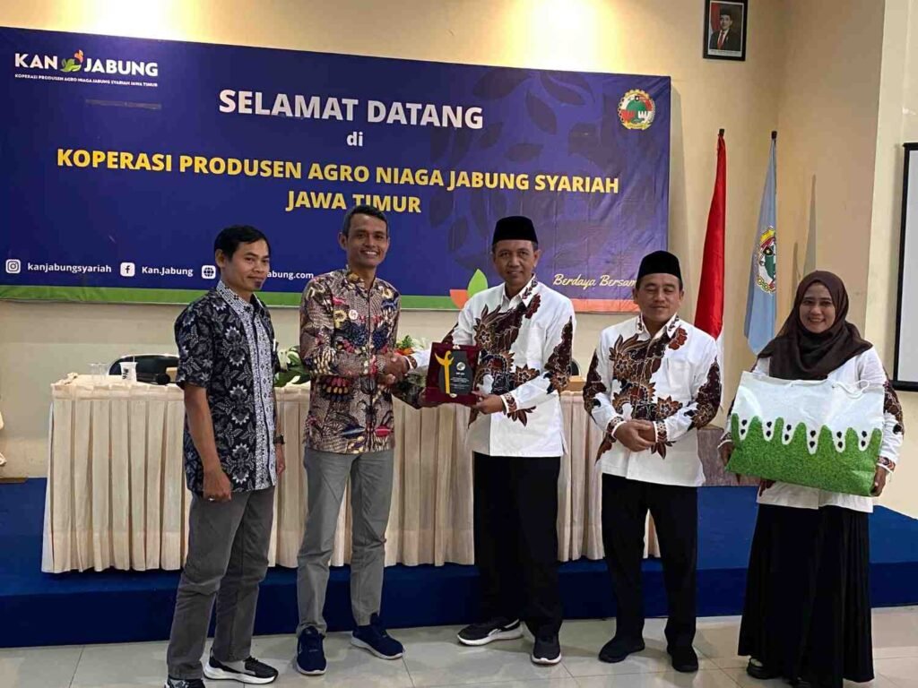 Penyerahan kenang-kenangan kunjungan kerja koperasi syariah Kemenag Sumenep di KAN Jabung