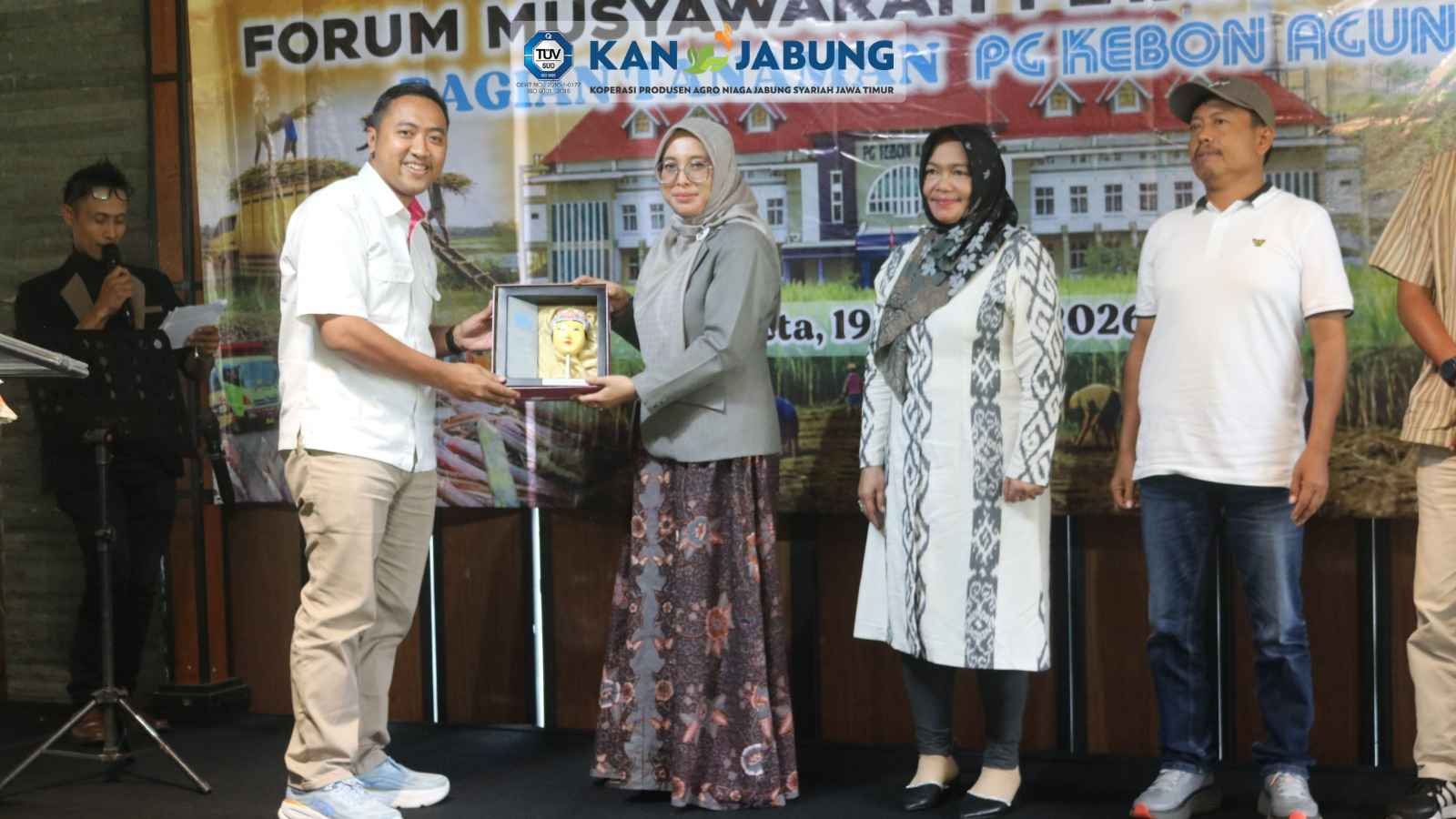 prosesi penyerahan penghargaan KUD produksi tertinggi 2026