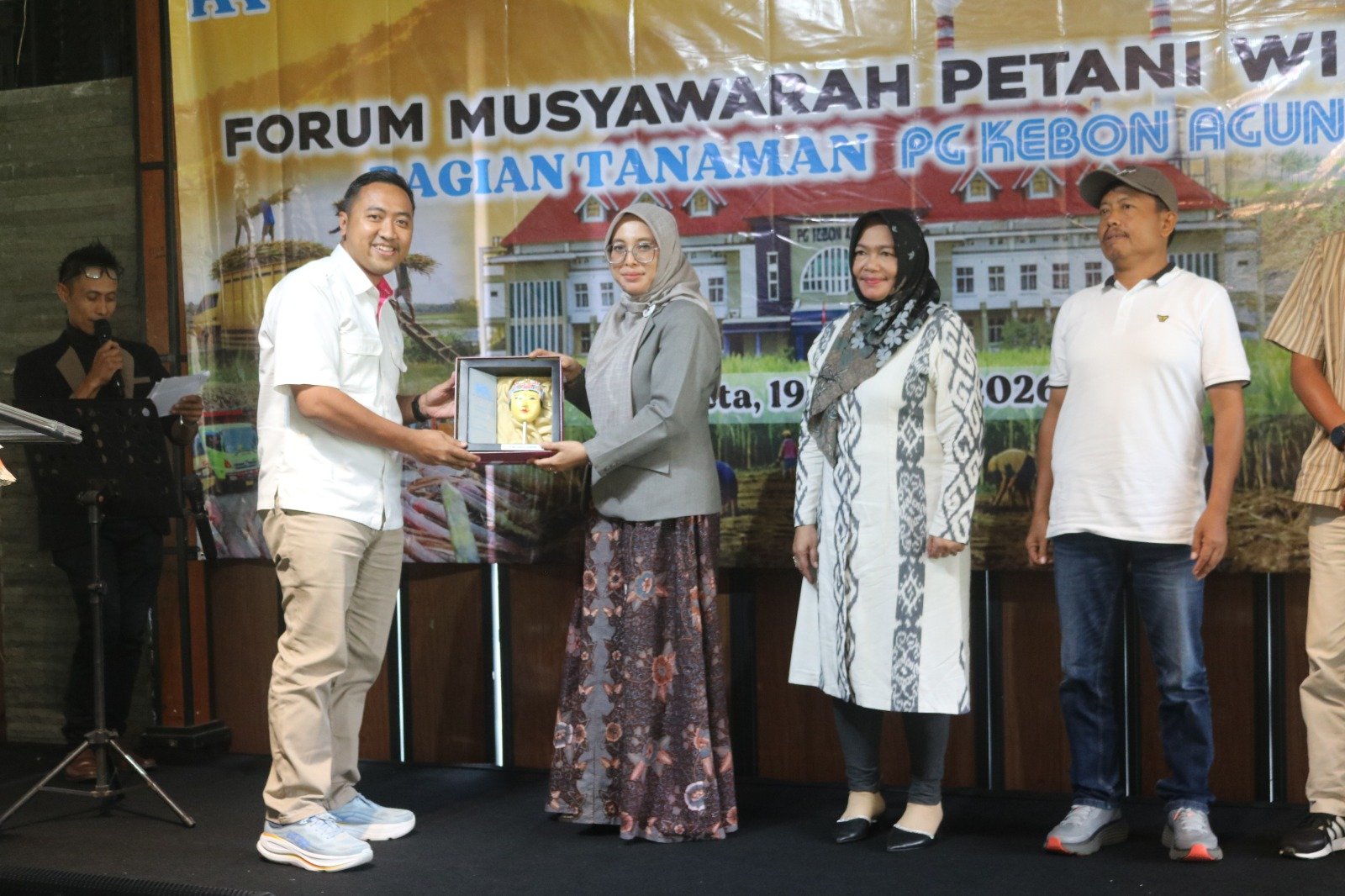prosesi penyerahan penghargaan KUD produksi tertinggi 2026