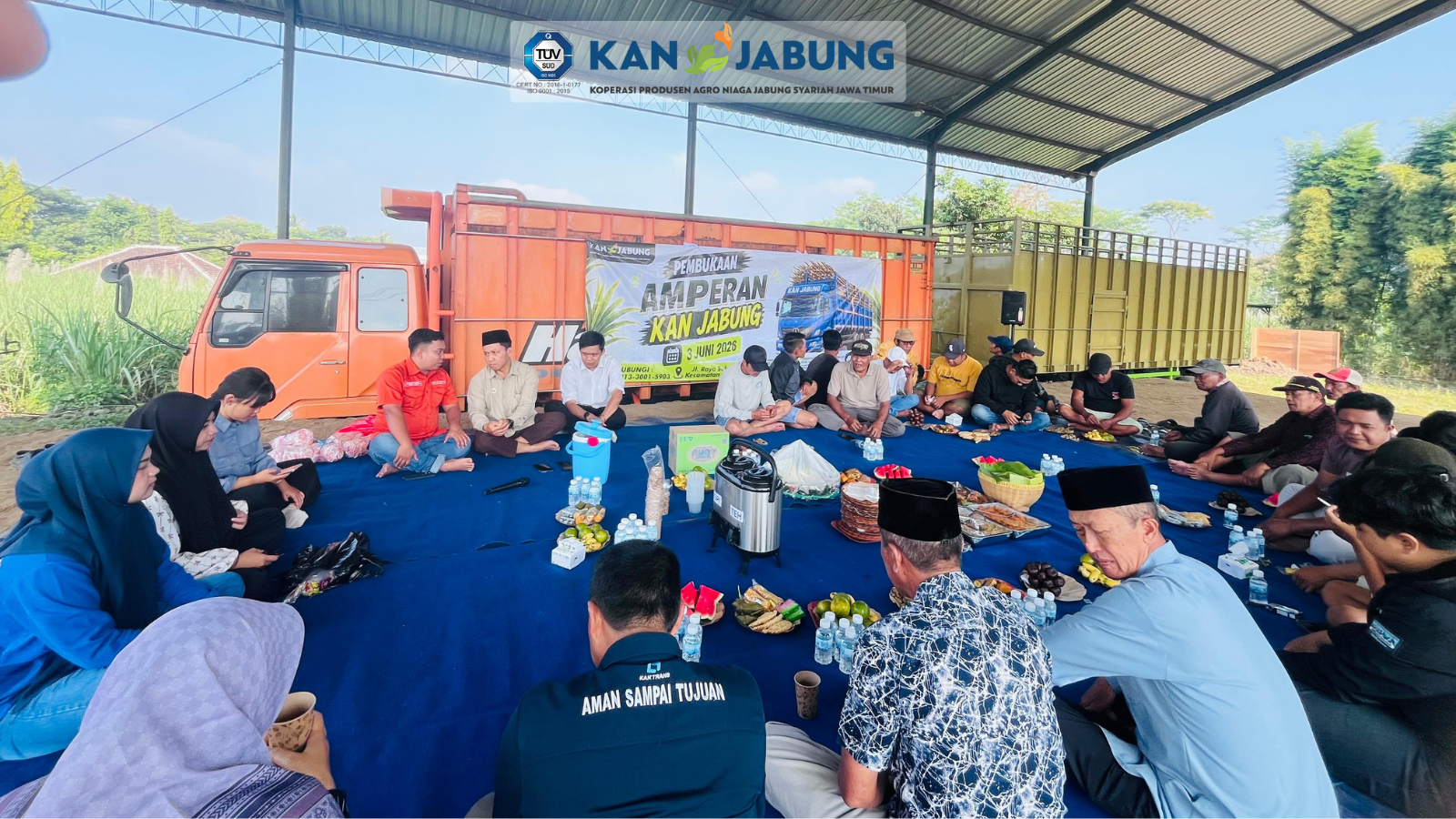 Suasana pembukaan amperan musim giling 2026 KAN Jabung Syariah Jawa Timur di halaman Unit Pertanian, dihadiri petani tebu dan manajemen koperasi