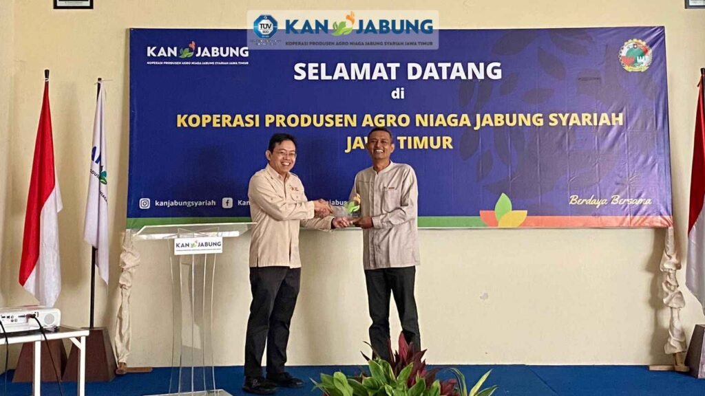 Sesi penyerahan cinderamata antara perwakilan OJK NTB dengan Pengurus KAN Jabung Syariah Jawa Timur.