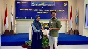 Penyerahan plakat penghargaan dalam kunjungan akademik Fakultas Peternakan UGM ke KAN Jabung Syariah Jawa Timur.