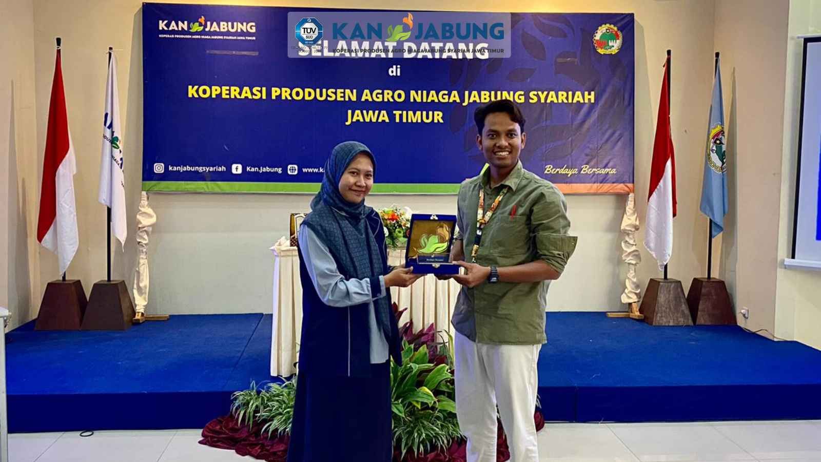 Penyerahan plakat penghargaan dalam kunjungan akademik Fakultas Peternakan UGM ke KAN Jabung Syariah Jawa Timur.
