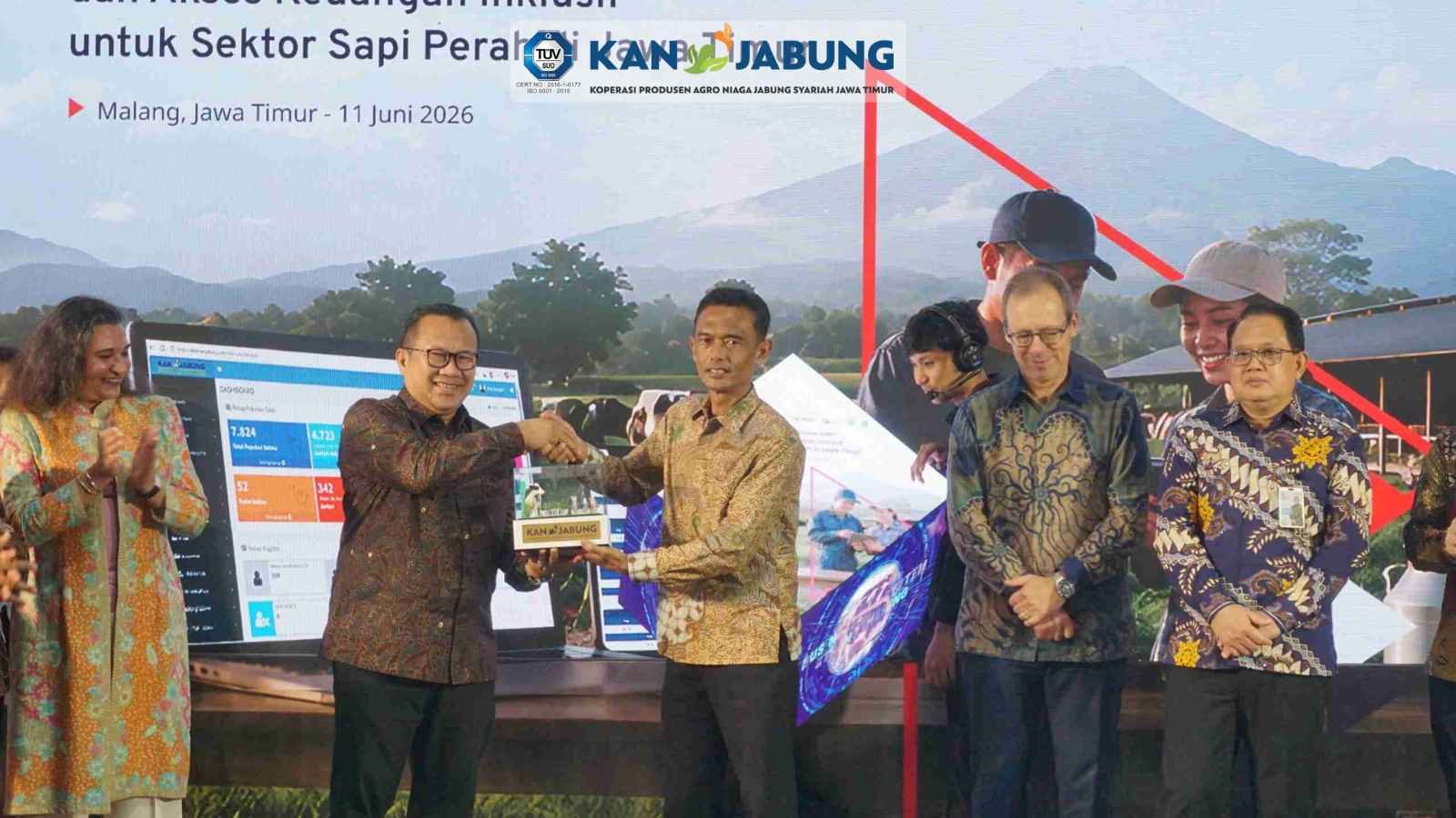Peluncuran sistem ERP KAN Jabung serah terima plakat bersama OJK dan ILO di Malang