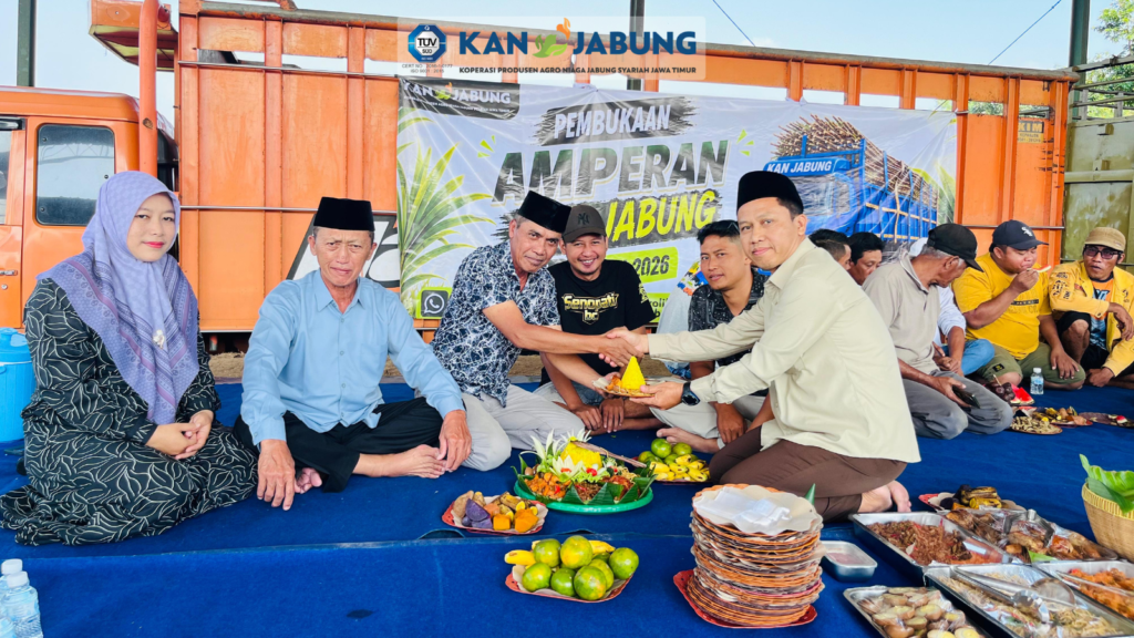 Prosesi potong tumpeng pada pembukaan amperan musim giling 2026 KAN Jabung Syariah Jawa Timur sebagai simbol syukur dan harapan keberkahan musim giling