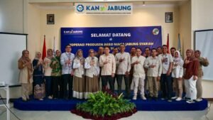 Foto bersama jajaran manajemen OJK NTB, rekan media, dan Pengurus KAN Jabung Syariah Jawa Timur.