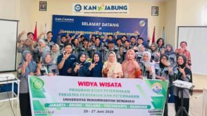 Foto bersama dosen dan mahasiswa Fakultas Peternakan Universitas Muhammadiyah Bengkulu saat kunjungan akademik di KAN Jabung.
