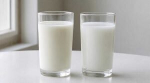 perbedaan susu full cream dan skim dalam dua gelas berdampingan
