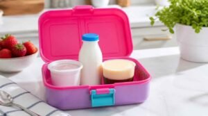 ide menu bekal anak sekolah dari olahan susu dalam kotak bekal berwarna cerah