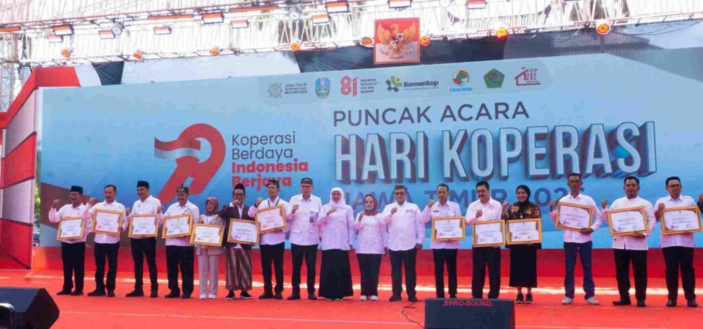Penyerahan penghargaan Lomba Koperasi Berprestasi 2026 kepada KAN Jabung Syariah dalam Puncak Acara Hari Koperasi Jawa Timur di Pamekasan