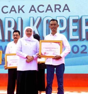 KAN Jabung Syariah menerima Piagam Penghargaan Juara I Kategori Koperasi Agro Lestari Lomba Koperasi Berprestasi Tahun 2026 dari Gubernur Jawa Timur Khofifah Indar Parawansa
