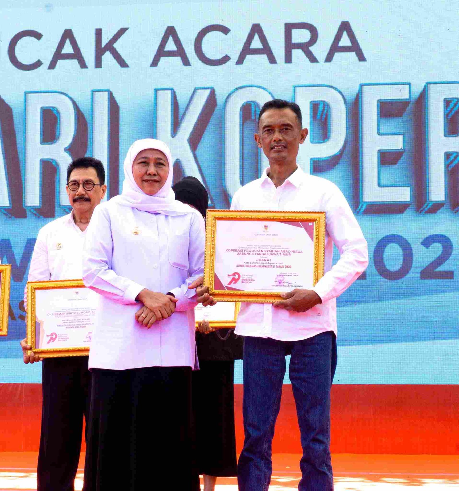 KAN Jabung Syariah menerima Piagam Penghargaan Juara I Kategori Koperasi Agro Lestari Lomba Koperasi Berprestasi Tahun 2026 dari Gubernur Jawa Timur Khofifah Indar Parawansa
