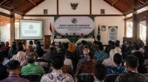 Suasana rapat anggota tahunan koperasi syariah dengan anggota aktif berdiskusi