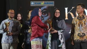 Presiden Direktur KAN Jabung Eva Marliyanti menerima penghargaan Koperasi Award 2026