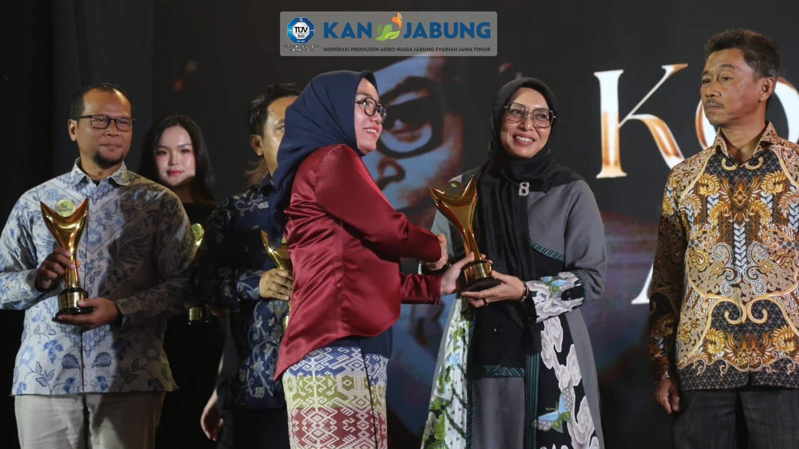 Presiden Direktur KAN Jabung Eva Marliyanti menerima penghargaan Koperasi Award 2026