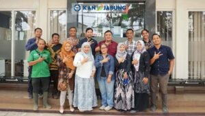 Rombongan Yayasan Rumah Energi berfoto bersama tim KAN Jabung di depan Unit Sapronak JabFeed dalam kunjungan tinjau produksi silase, 4 September 2026
