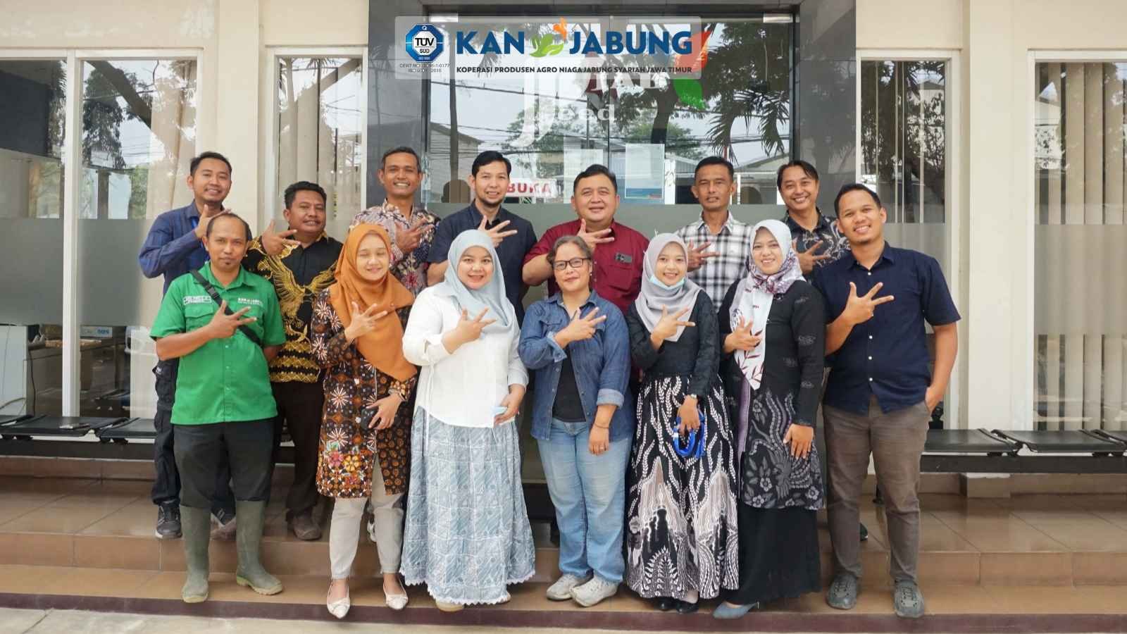 Rombongan Yayasan Rumah Energi berfoto bersama tim KAN Jabung di depan Unit Sapronak JabFeed dalam kunjungan tinjau produksi silase, 4 September 2026