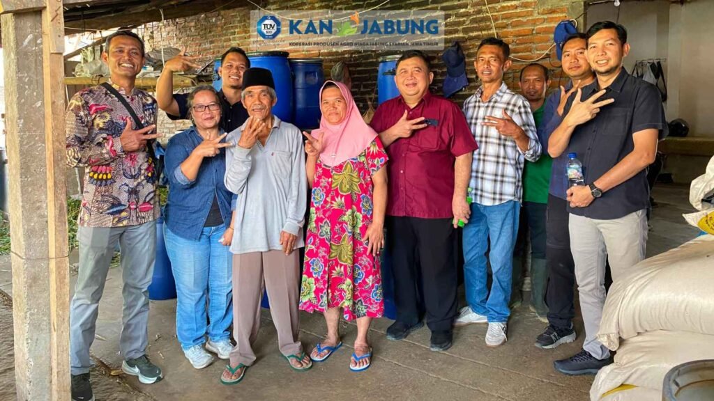 Rombongan Yayasan Rumah Energi dan tim KAN Jabung berdiskusi dengan peternak anggota tentang penerapan silase sebagai pakan sapi perah