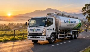 Truk tangki berpendingin KAN Jabung mengangkut susu sapi segar dari TPS ke pabrik mitra industri