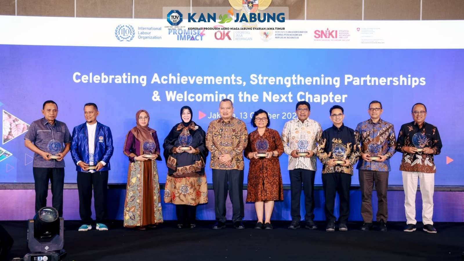 Perwakilan KAN Jabung bersama peserta lain di atas panggung dalam acara Penutupan Proyek Promise II Impact Fase II dan Peluncuran Fase III ILO, Jakarta 13 Oktober 2026