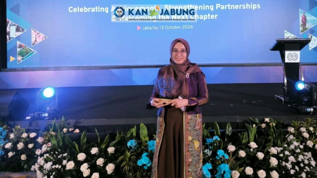 Perwakilan KAN Jabung memegang penghargaan Apresiasi Proyek kepada Mitra ILO Proyek Promise II Impact dalam acara Penutupan Fase II dan Peluncuran Fase III di Jakarta